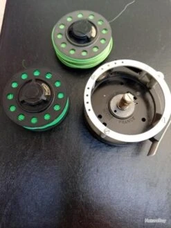 MOULINET MOUCHE AUTOMATIC MITCHELL 710 AVEC SES DEUX BOBINES . PARFAIT ETAT . PETIT PRIX . -Pêche Expert 00006 MOULINET MOUCHE AUTOMATIC MITCHELL 710 AVEC SES DEUX BOBINES . PARFAIT ETAT . PETIT PRIX