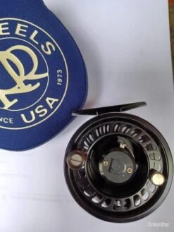 Moulinet Mouche ROSS CANYON N°1 (made In USA).Jamais Servi. Noir Anodisé. Large Arbor. Soie 0 à 3. 14 Moulinet Mouche ROSS CANYON N°1 (made In USA).Jamais Servi. Noir Anodisé. Large Arbor. Soie 0 à 3. -Pêche Expert 00030 Moulinet mouche ROSS CANYON N 1 made in USA .Jamais servi. Noir anodise. Large arbor. Soie 0 a 3