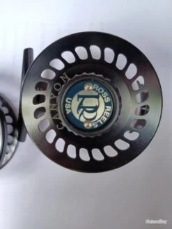 Moulinet Mouche ROSS CANYON N°1 (made In USA).Jamais Servi. Noir Anodisé. Large Arbor. Soie 0 à 3. 19 Moulinet Mouche ROSS CANYON N°1 (made In USA).Jamais Servi. Noir Anodisé. Large Arbor. Soie 0 à 3. -Pêche Expert 00035 Moulinet mouche ROSS CANYON N 1 made in USA .Jamais servi. Noir anodise. Large arbor. Soie 0 a 3